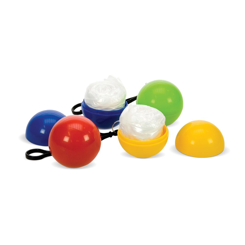 Bal met regenponcho